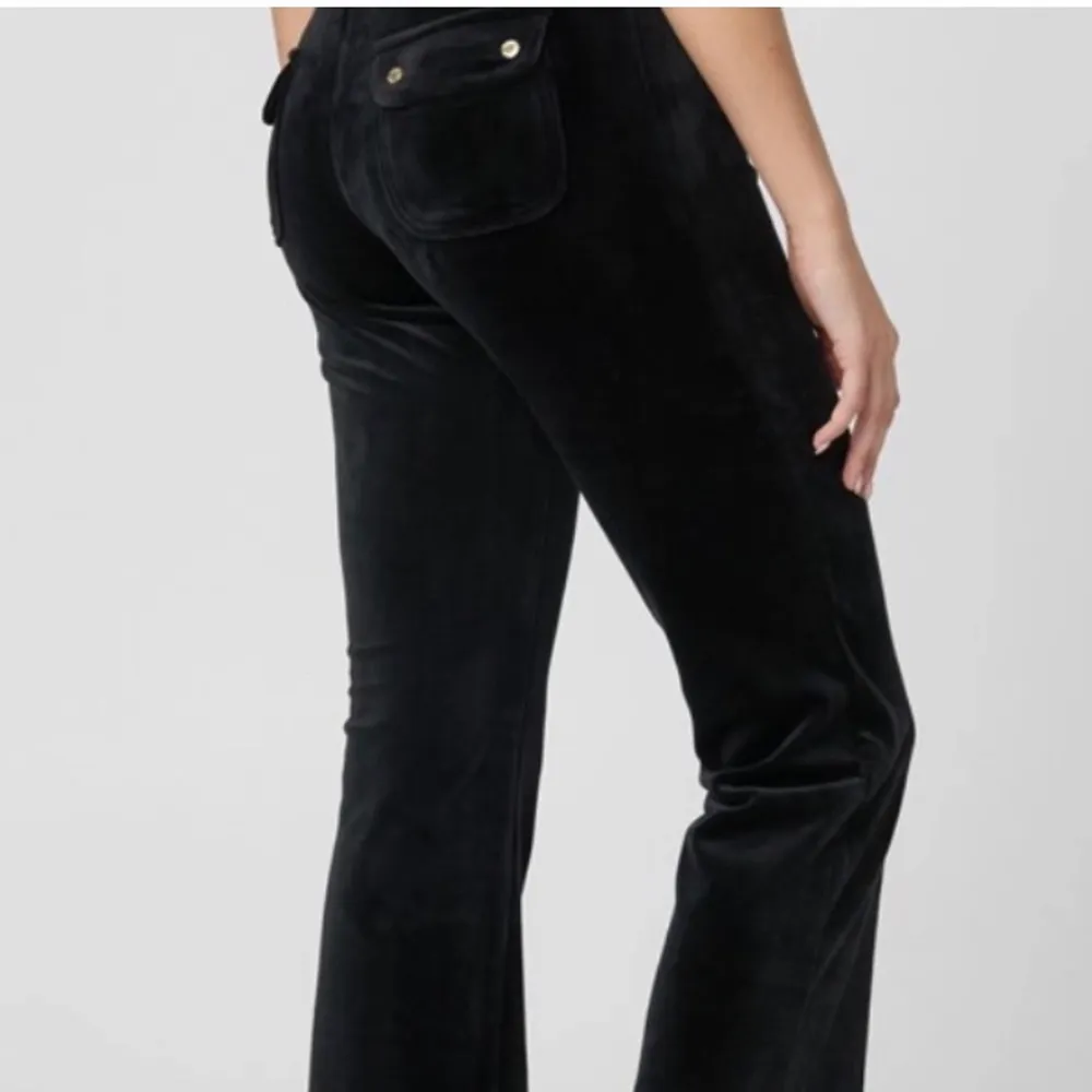 Säljer mina juicy couture byxor. Storlek S och endast använda ett fåtal gånger, de är som nya 🌸. Jeans & Byxor.