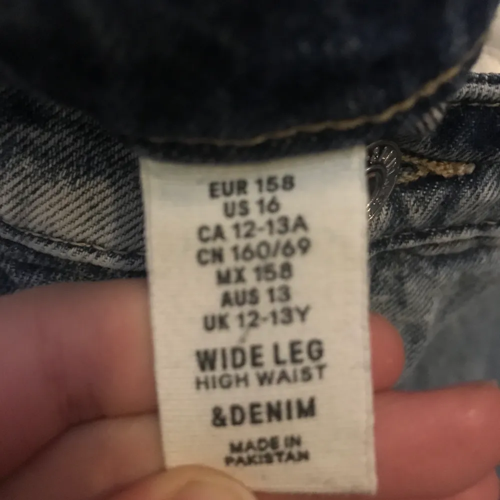 Vida jeans från H&M om jag minns rätt i bra skick. Köpta förra året och används men inte slitna. Inga fläckar eller andra märken. Säljer för att dom inte passar längre tyvärr. Tror att ord pris var ungefär 300kr om jag minns rätt☺️. Jeans & Byxor.