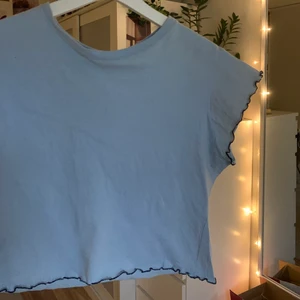 baby tee - säljer denna söta blåa tishan som tyvärr är för liten för mig! använd ett fåtal gånger! frakten är inkluderad i priset💙💙