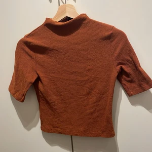 T shit - Rostfärgad t shirt med så snygg hals. Storlek M men passar mig också som vanligtvis är xs/S. Denna är stretchig