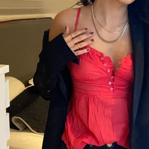 Linne - Rött linne perfekt till de flesta tillfällen. Går självklart att knäppa hela vägen upp. 