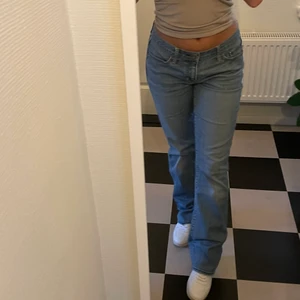 Lågmidjade jeans - Lågmidjade bootcut jeans som passar S/M beroende på hur man vill att de ska sitta. Jag är en S och de sitter ganska löst på mig. 162cm!!