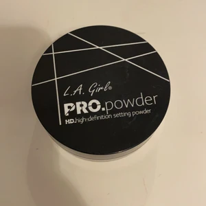 Puder - Öppnad ä testad en gång har kommer rengöra runt innan jag levererar