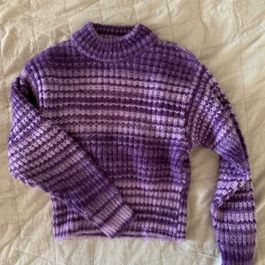 Lila stickad från zara - Supersnygg zara tröja som är mycket sparsamt använd. Inte alls sticksig. Frakt på 66 eller så möts vi på söder💟