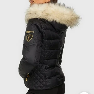 Rockandblue vinterjacka st 38 - Superskön och varm Rockandblue vinterjacka i stl 38. Jackan är i ett bra skick. Köpt 2018 från bubbelroom för 2600 kr, säljs för 1300! Hood: 100% polyester. Linning: 100% polyester. Insida: 80% dun, 20% feather. Utsida: 100% nylon. Trimming: 100% akryl. Avtagbar huva med vit fuskpäls. KÖPAREN STÅR FÖR FRAKTEN!