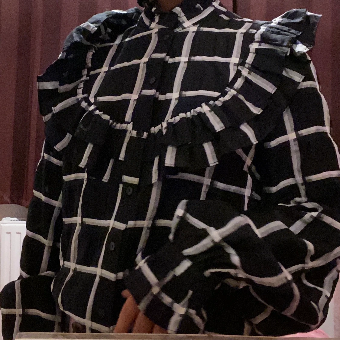 En fyrkantig svart,vit blus