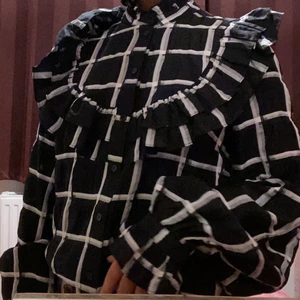 En fyrkantig svart,vit blus - Jag säljer en fyrkantig svart,vit blus ny skick har använt 2-3 gånger. Blusen är ifrån H&M+Ny tvättad 
