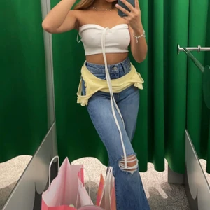 Jeans - Säljer världens snyggaste jeans!! Dessa är från lager 157! Eftersom jag har två par av nån anledning så säljer jag ena. Hör av er för fler frågor. Jag bär xs💖