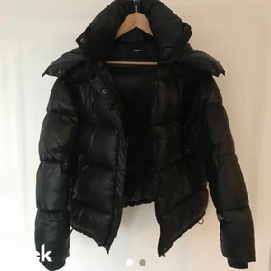 Vinterjacka - Säljer nu min supersnygga eftertraktade vinterjacka. Passformen är otrolig så förstår varför den är såpass eftertraktad. Är flera intresserad blir det budgivning.🥰 (Lånad första bild!)❤️