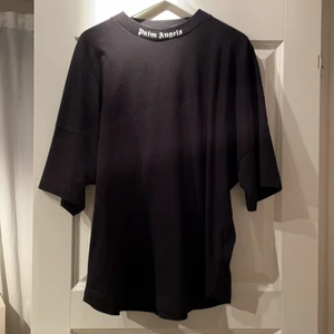 Palm Angels t-shirt - Äkta Palm Angels T-shirt köpt på Farfetch. Använd endast ett fåtal gånger och i väldigt bra skick! Storlek S men väldigt oversized så passar storlekarna S-L