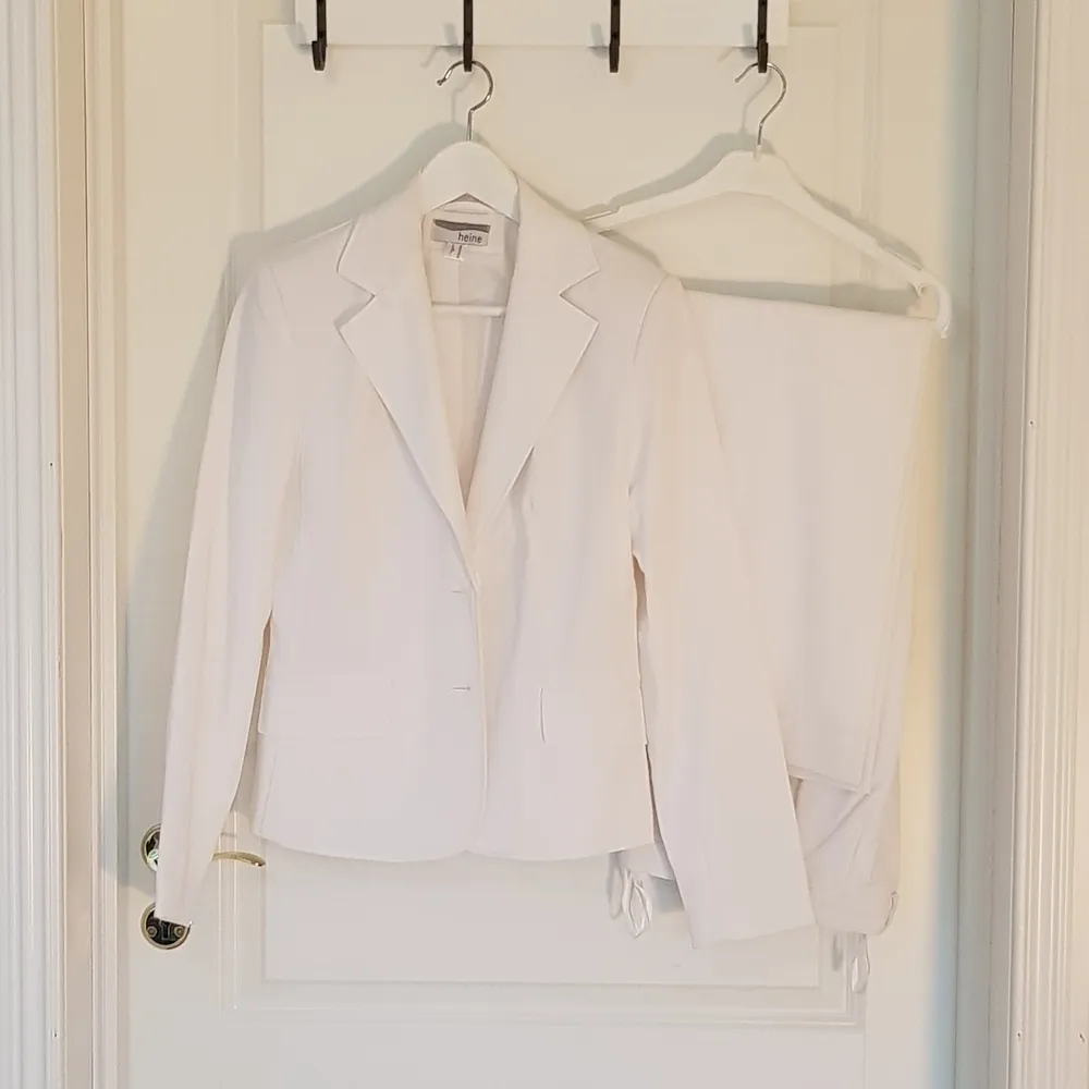 Märke Heine, vit kostym, kavaj med byxa, Storlek Small, byxor 36 med innermått ben ca 72cm. Kostymer.