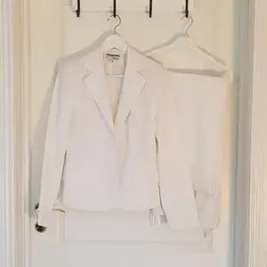 Märke Heine, vit kostym, kavaj med byxa, Storlek Small, byxor 36 med innermått ben ca 72cm