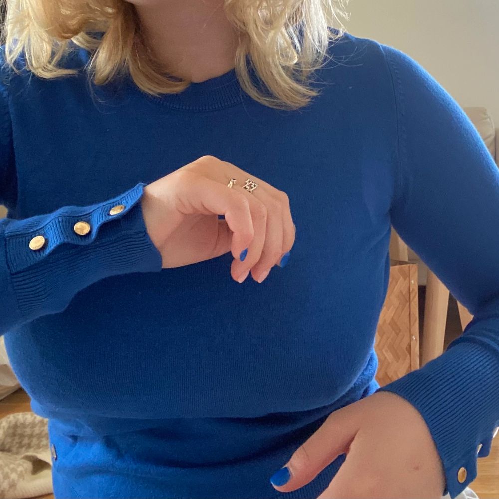jätte fin blå tröja från lindex, aldrig använd men har tyvärr inte prislappen kvar . Toppar.