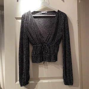 Zara topp - Jättefin och skön topp från Zara. Gott skick och använd ett fåtal gånger. Tyget är veckat och väldigt stretchigt.