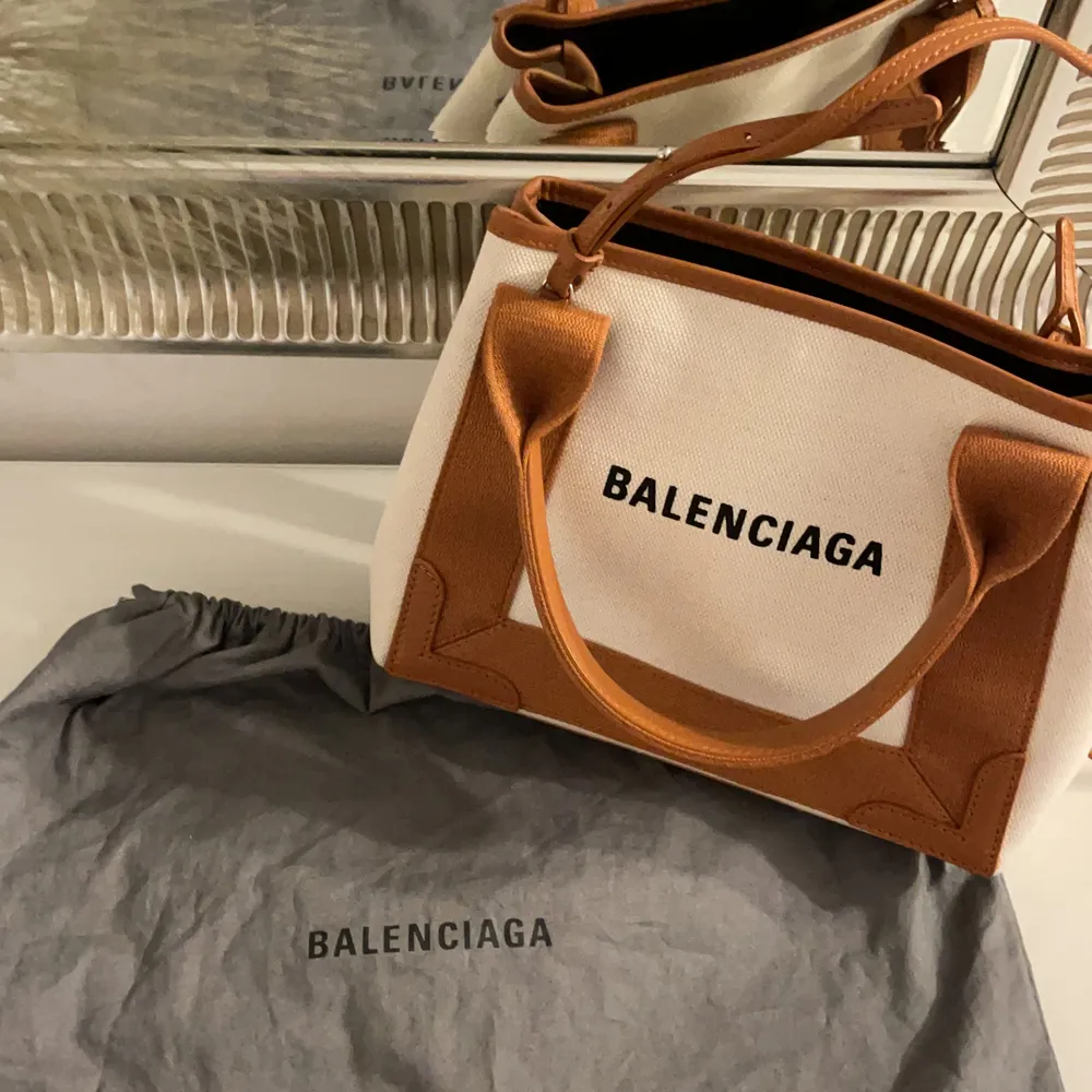 Intressekoll på Balenciaga väska! Buda i kommentarerna, minimum 3000kr, original pris-7700kr. Väskan är använd 1 gång, nyskick! Skriv för fler bilder eller frågor!💖. Väskor.