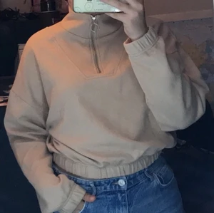 Beige tröja  - Midjelång beige tröja med krage och dragkedja. Knappt andvänd. Köparen står för frakten   