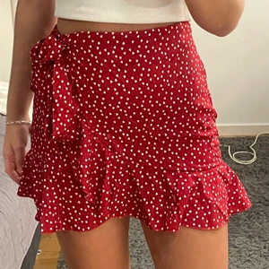 Söt kjol med hjärtan - Säljer en jättesöt kjol ifrån SHEIN! Säljer då jag aldrig fått användning av kjolen! Storleken är XS-S. Säljer för 60kr + frakt <3