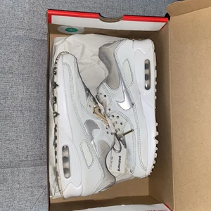Nike Air Max 90 Pixel Chain - Säljer Nike Air Max 90 Pixel Chain i storlek 38 (US7). Använt ett fåtal gånger men inte nu på länge. köpta för 1600, säljer för 900. Nike kedjan går att ta av och använda som ex armband elr nyckelring! 💕