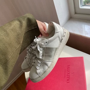 Valentino rockstud sneakers - Säljer mina väldigt använda valentino sneakers. Är storlek 39 och kartong samt dustbag för skorna medföljer. Känns fel att slänga så fina skor så hoppas på att någon vill ge dem lite kärlek innan de gjort sitt! Har tvättat av dem men går att fixa ännu mer, sedan har jag bytt skosnörena till de extra som följer med.  VID SNABB AFFÄR KAN PRIS DISKUTERAS