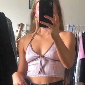 HALTERNECK TOPP - halterneck topp som knyts i nacken!!🤝