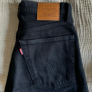 Levi’s Ribcage Straight - Svarta levi’s ribcage straight i bra skick! Storlek W27 L27! 🦋
