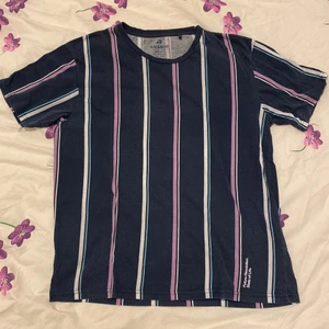 Pull&Bear Regular t-shirt - En helt vanlig tröja från Pull&Bear som är väldigt bekväm och skön att ha! Den påminner mig om den lila celsius drickan ”night pulse” elr nåt