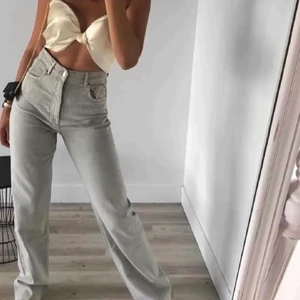 beige/gråa zara full length jeans - (lånad bild) använda en gång, inte riktigt min stil. superfina och ganska långa (jag är ca 170 och de är lite långa för mig) köparen står för frakt💖💘☺️