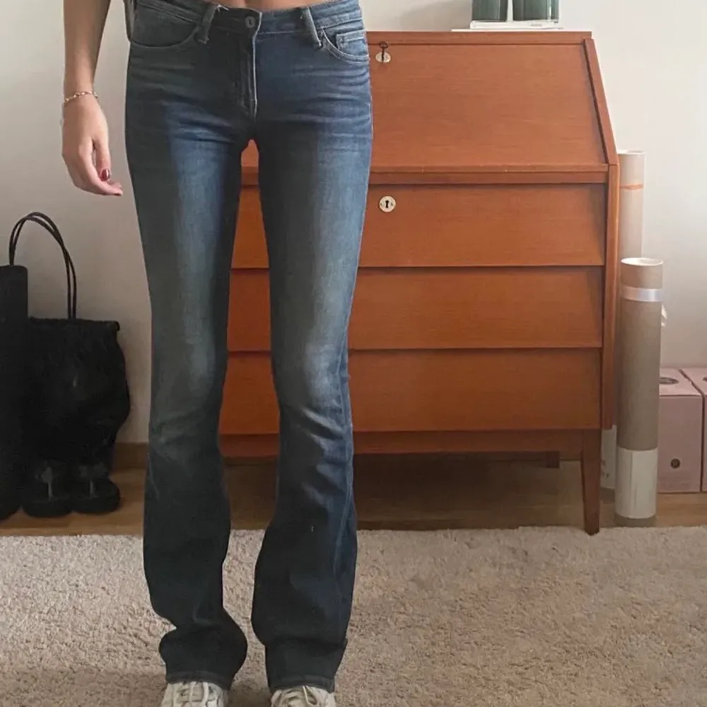 Ett par lågmidjade jeans använt ett fåtal gånger men är super fina fortfarande, dom är ganska korta i längden så skulle passa någon som är runt 165 ksk. Jeans & Byxor.