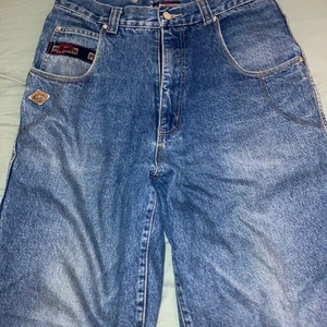 Snygga snickrabyxsor - Inget märke, köpt från en second hand i Malmö, riktigt baggy, massor av detaljr på fråga om ni vill ha mer bilder på dom, bra kvalite. Bud börjas över 199, tar bara swish⚡️🤩🤩