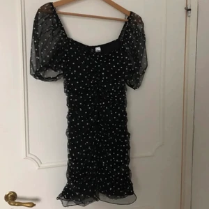 Klänning - prickig klänning från hm som tyvärr aldrig kommit till användning. 
