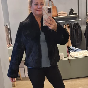 Pälsjacka från Tiger - Den här pälsen är älskad men nu för liten för mig. 🤪 Klassisk svart kaninpäls som är mjuk som sammet. Storlek medium men är mer som small - medium. Det här är ett klassiskt lyxigt plagg som man tar fram med jämna mellanrum. Köparen står för ev frakt a 66 kronor. 