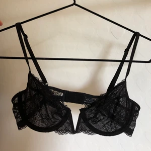 Svart spets-bh - Snygg bh/bralette i svart spets ifrån Nelly.com. Den är aldrig använd och därav säljer jag den! Den finns inte längre på hemsidan! Den är i storlek 75B men skulle även säga att den går att passa mindre BH-storlekar än det! 💕