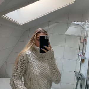 Stickad tröja - Stickad tröja från HM. Går att använda som tröja eller klänning om man är lite kortare. Jag är 170cm. Frakt tillkommer