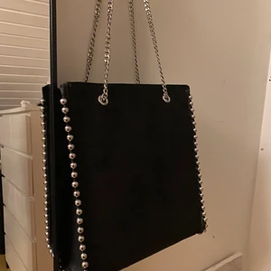 Zara nit väska  - !!!INTRESSEKOLL!!! Vill kolla vad jag kan få för denna väskan. Buda i kommentarerna. Om ni har frågor ställ dom privat. Frakten ingår inte i priset.💗 Kan sälja direkt för 300+frakt💗
