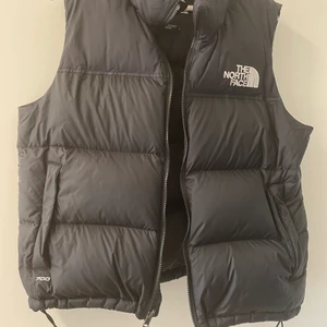 North Face väst svart - Säljer min North face 1996 retro nuptuse väst i strl L. Använd en säsong men i bra skick. Passar för strl mellan S-L beroende hur man vill ha passformen. Original pris 2450kr men säljer för 1500kr, pris går att förhandlas
