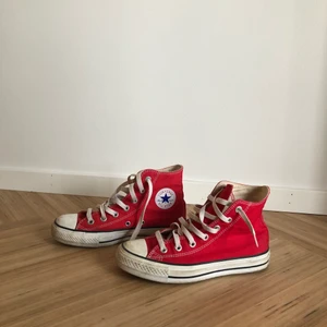 Converse röda  - Använda men i bra skick. Säljer pga för små för mig 