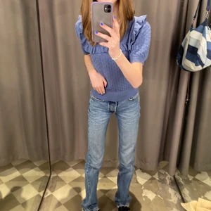 Mid Rise straight zara - Storlek 32. Har en fläck som inte syns när dem är på och slitna ner vid hälarna. Köp direkt för 266kr inklusive frakt annars buda från 150kr💕 skickar gärna bilder privat