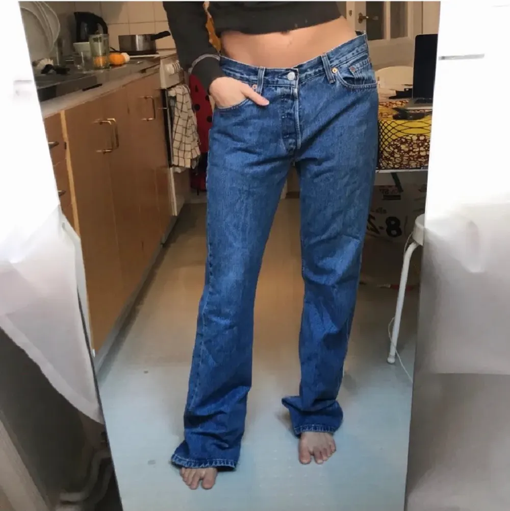 Ett par snygga Levis jeans som är i nyskick. Vill ni ha fler bilder skriv till mig privat   (LÅNADE BILDER)  Jag är 1,65cm  innerbenslängd 75cm  Waist 30. BUDA PRIVAT🤍 . Jeans & Byxor.