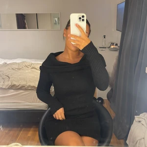 Stickad klänning  - Stickad klänning från gina tricot 🤍 Klänning har en öppen krage som går att styla lite hur man själv känner🍂🤎 