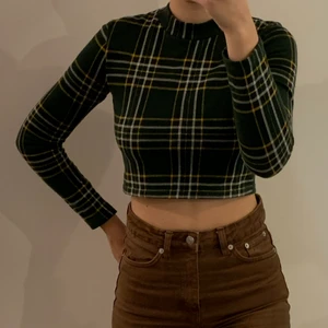 Mörkgrön mönstrad turtleneck - Säljer pga lite användning, bra skick, lite tajt passform men jag som är ca 170 och stl 38 kan få på mig den, fint mönster till hösten och lätt att styla, köpare står för frakt🤎