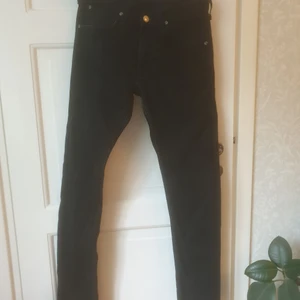 Svarta jeans - Svarta Lee luke W30 L34. slimfit, normalhög midja och avsmalnande ben.