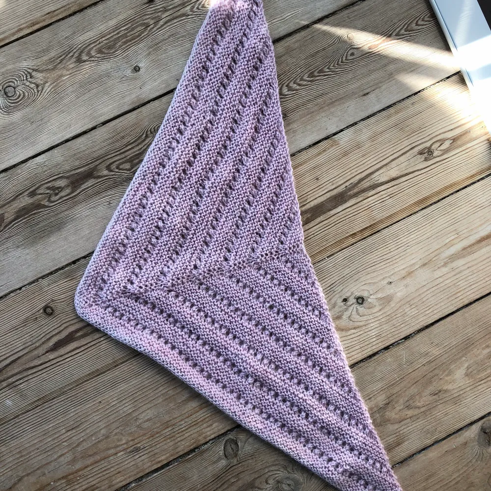 Lavender scarf knitted by me // 100% wool in lavender mixed with pink mohair // Can be used around the neck or in the hair. Stickat.