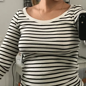 Långärmad tröja - Så fin randig långärmad tröja! Säljer då den inte kom till användning, endast testad så i jätte bra skick🥰köparen står för frakten!