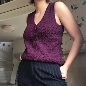 Lila väst! - Så fin vinröd/lila stickad väst! Köpt secondhand! Jag är en strl 38 som referens, uppskattas till M/L❤️❤️