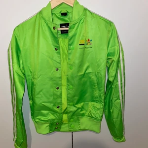 Adidas av Pharell Williams.  - Fin jacka som knappt använts. 