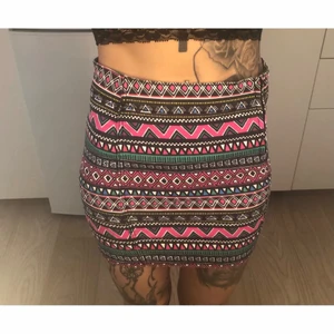 H&M - Mönstrad midjekjol, strl 32 - Mönstrad midjekjol från h&m i storlek 32. Dragkedja i bak.