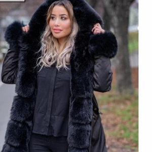 Naya Parka Fusk Päls - Säljer denna Naya Parka jacka i FUSKPÄLS som är i helt nytt skick. Jackan har avtagbar päls så du kan själv justera hur du vill att pälsen ska sitta. Man kan även ta bort all päls så blir det en fin vår/ höst jacka, 2 jackor i en :) 