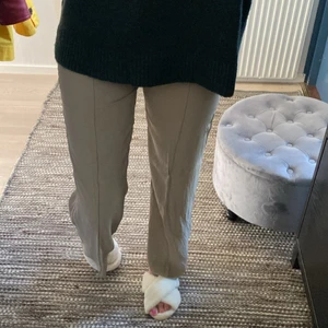 Beige kostymbyxor - Säljer dessa super snygga kostymbyxorna då de blivit lite för korta för mig. Jag är ca 1,74 och skulle säga att dessa passar mellan 1,60-1,70! Väldigt sköna och sitter verkligen hur snyggt som helst 💖😇