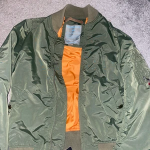 Alpha industries storlek M - 1 år gammal , använd fåtal gånger i gott skick
