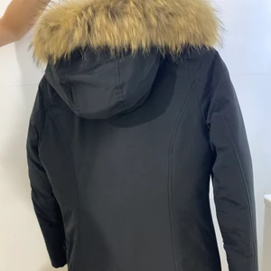 Dunjacka med äkta päls - Säljer min jacka som jag köpte för två veckor sen. Har tagit på mig den två gånger bara. Köpt för 2800kr och säljer för 1000kr 